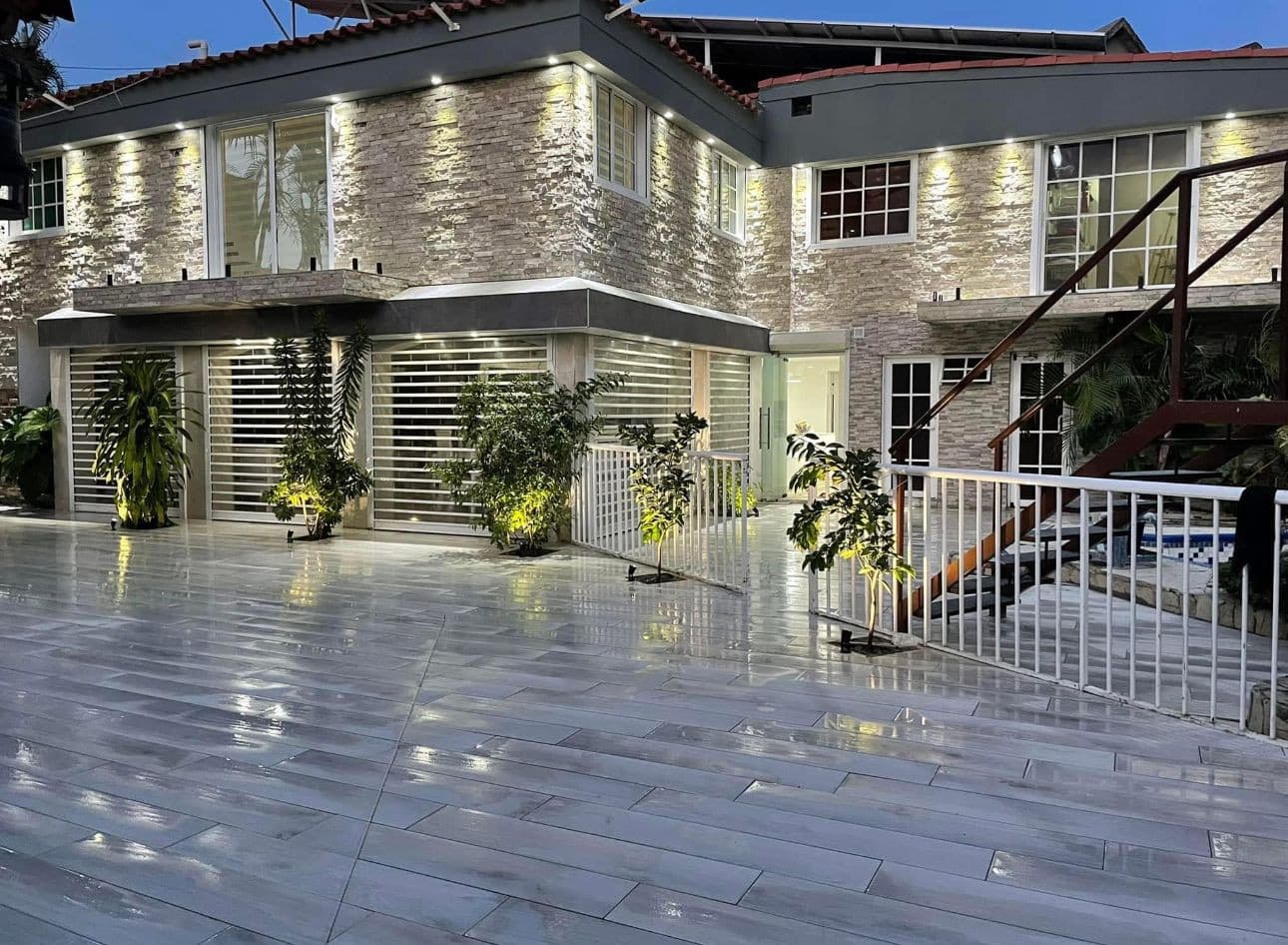En Venta Amplia Casa Residencial Los Rios prox. a Bravo - 1