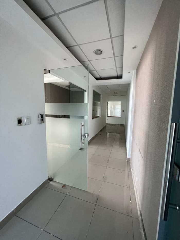 Oficina EN VENTA piso alto ubicado en la 27 DE FEBRERO - 1