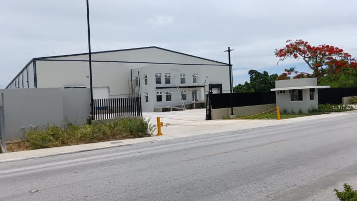 RENTA DE NAVE COMPLEJO COMERCIAL EN BAVARO PUNTA CANA - 1
