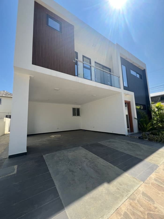 EN VENTA CASAS CON PISCINA EN JARDINES DEL NORTE - 1