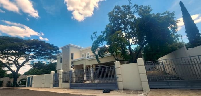 VENTA DE CASA CON AMPLIO PATIO EN LAS CARMELITAS - 1
