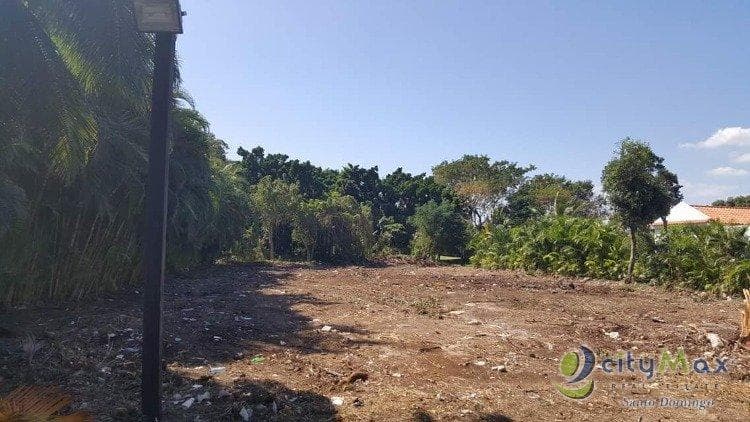 Solar en Venta en el Complejo de Metro Country Club - 1