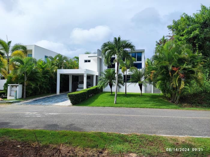 Hermosa Villa en Renta y Venta, Playa Nueva Romana - 1