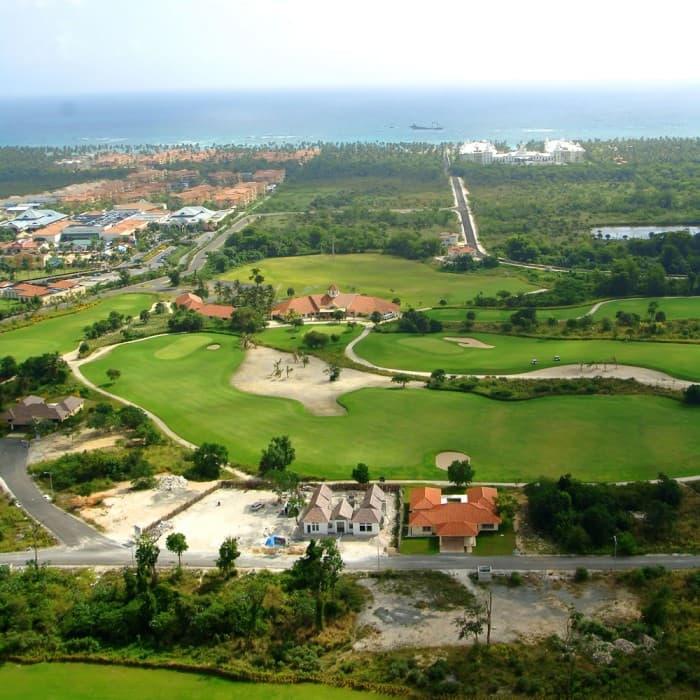 Solar en venta en Punta Cana Bávaro con campo de golf - 1
