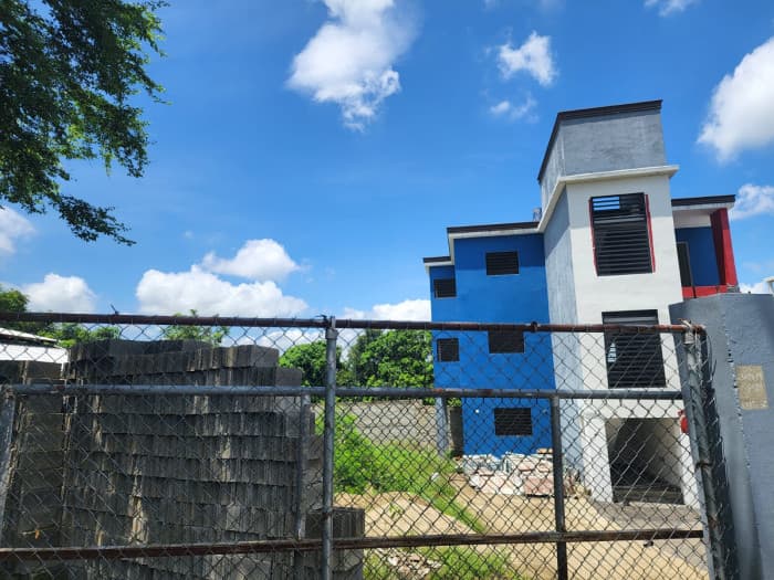 EN VENTA SOLAR Y EDIFICIO COMERCIAL EN LA VEGA RD - 1
