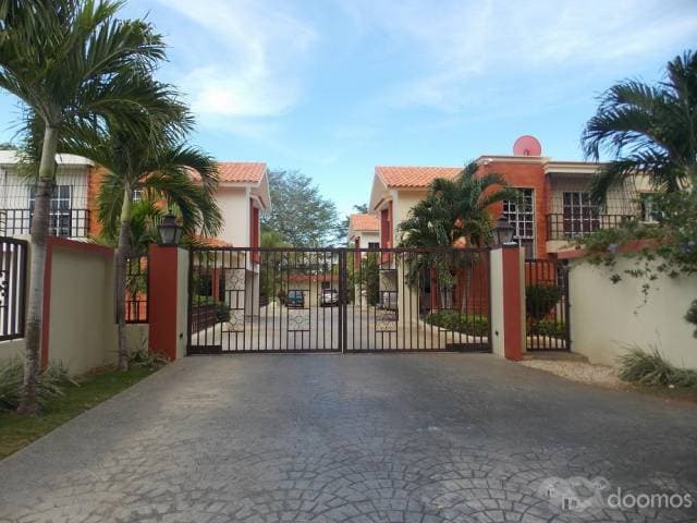 Jochy Real Estate Vende Town House en Buena Vista Norte - 1