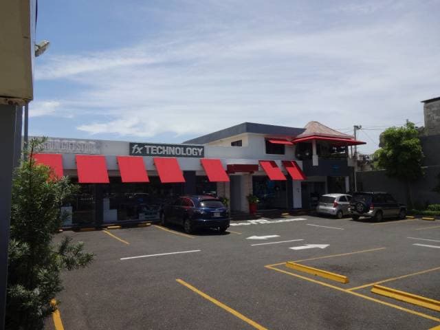 Excelente local en la churchill - 1