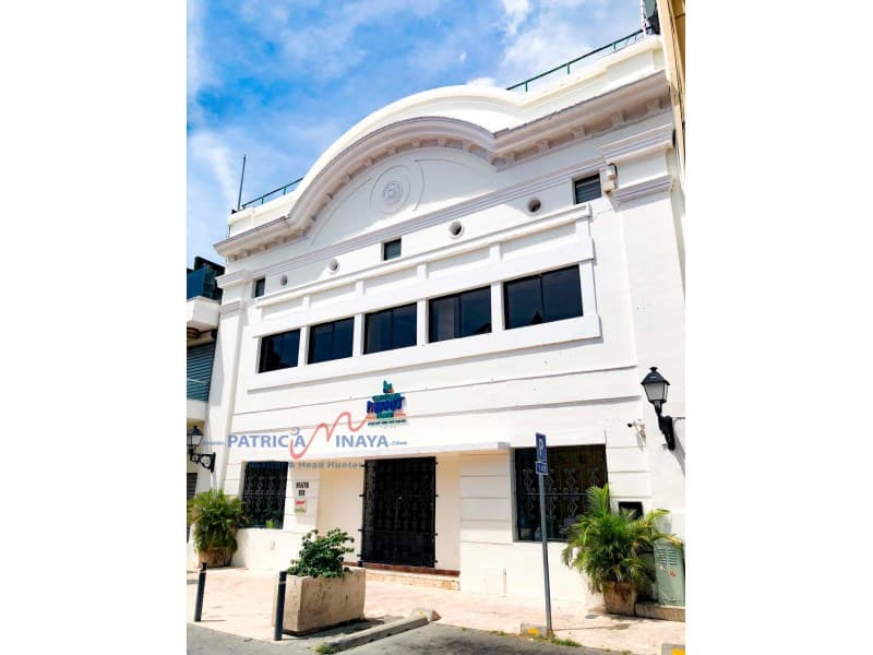 Edificio Comercial, excelente ubicación frente a la catedral, Zona Colonial, Santo Domingo. - 1